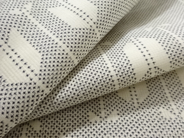  アンティーク　矢羽根模様織り出し本場白大島紬着物(5マルキ)